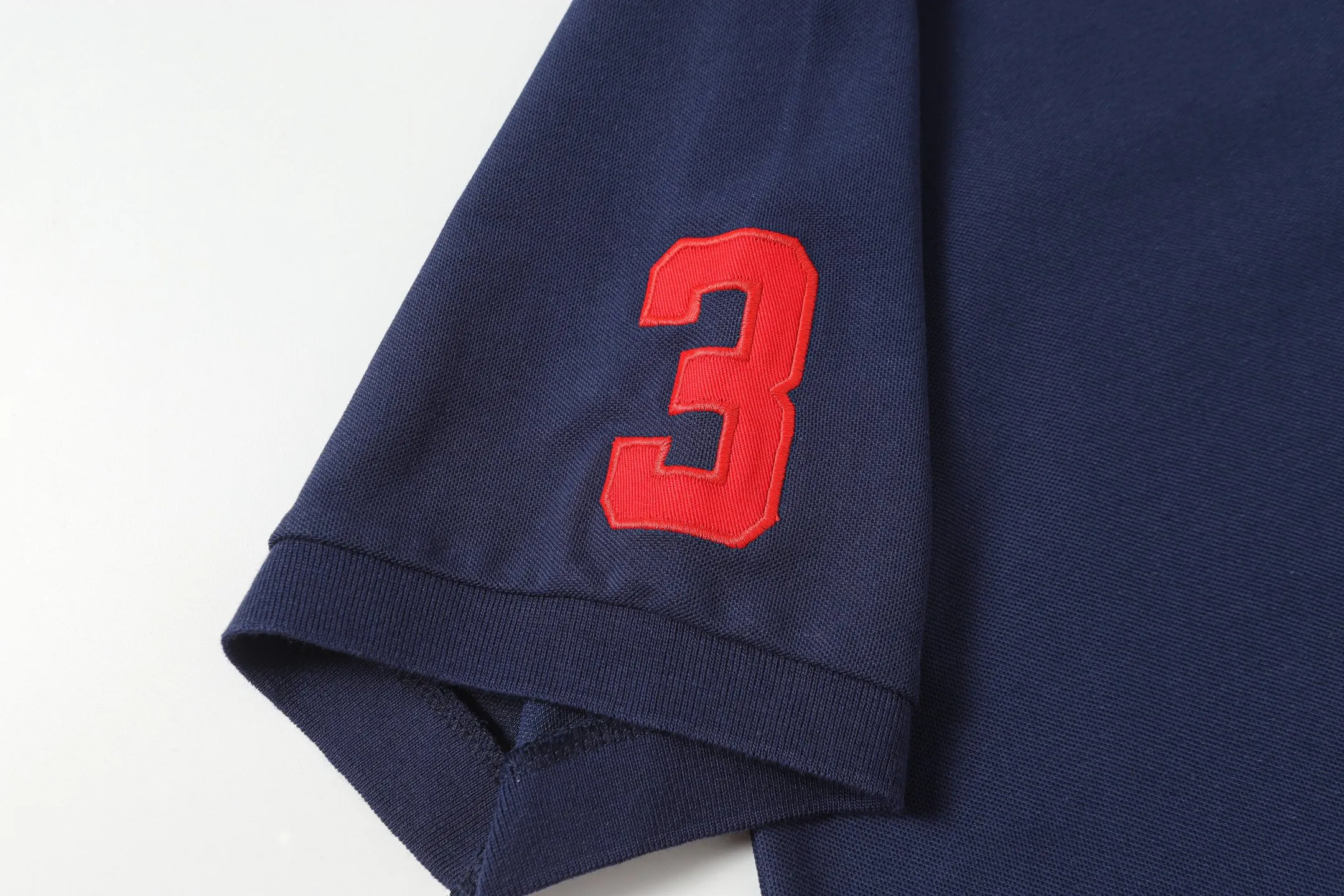 P158 Style number: A015 [Ralph Lauren classic letter Logo embroidered Polo shirt] ✅250g fine cotton pique fabric, custom-woven and dyed threads ✅Original sticker Scan the QR code to enter the official website ✅Large version, loose and stylish, can wear up to 210 pounds Color: black, white, navy, blue, sky blue, dark gray, floral gray Size: S-XL